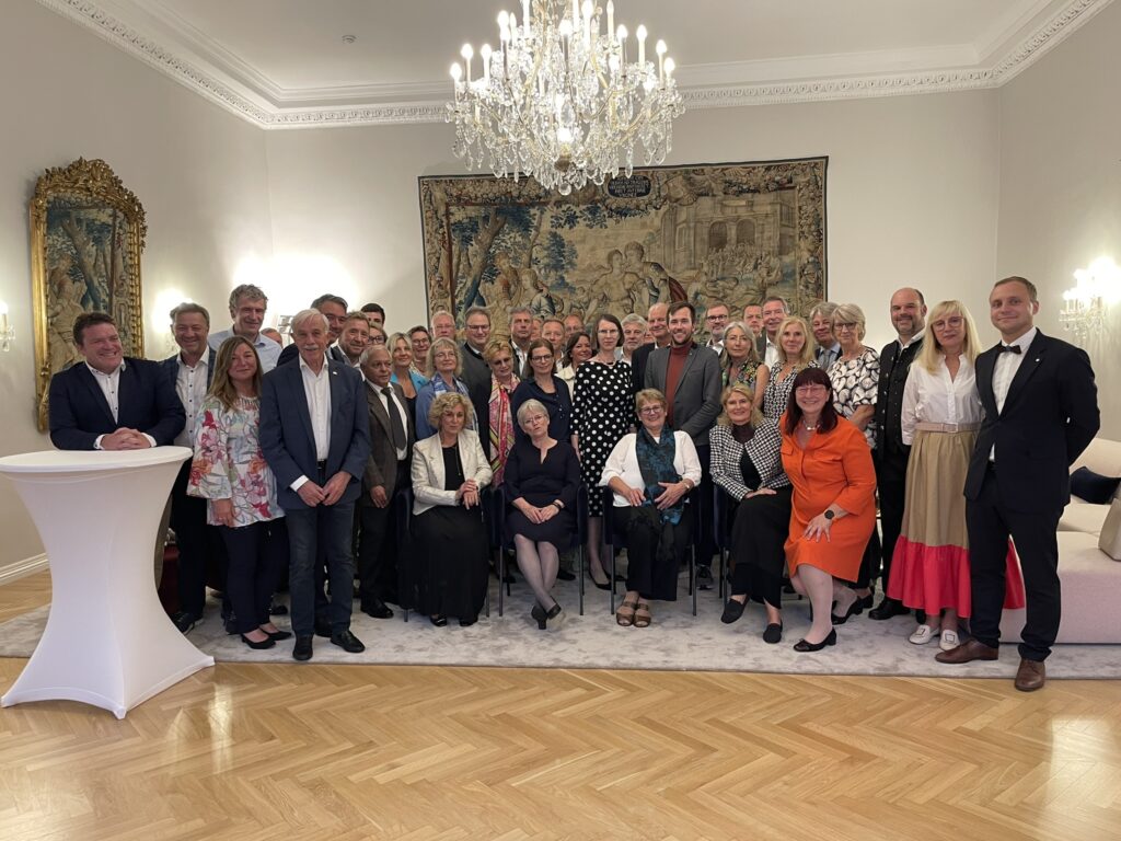 Unsere Gruppe am Meer, im Parlament und in der deutschen Botschaft.