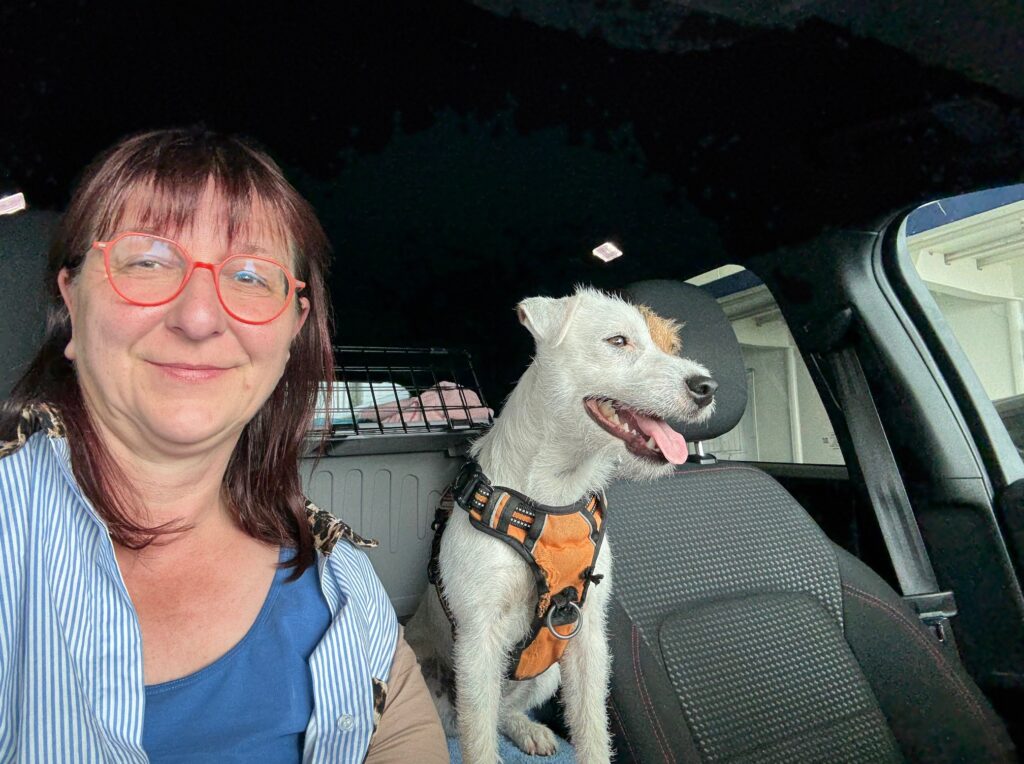 Was hat unser erster HundeUrlaub mit der Art, wie ich arbeite zu tun? 1 Beate und Kurti bleiben auf der Autofähre am Comer-See im Auto sitzen