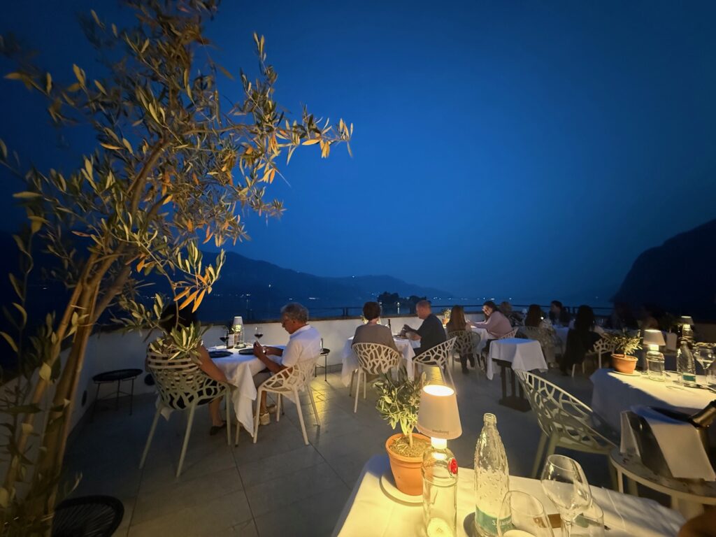 Was hat unser erster HundeUrlaub mit der Art, wie ich arbeite zu tun? 8 Dachterrasse mit Blick auf den Iseo-See