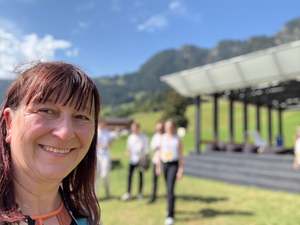 Beate Mader Selfie BarcampTirol 2025 Alpbachtal