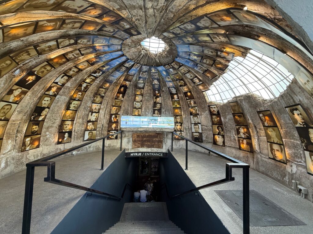 Bunker mit Bildern von Wiederstandskaempfern