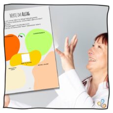 Beate Mader hat die Seite mit der Übung aus dem Werte-Work-Book "Check: Werte im Alltag" in den Händen