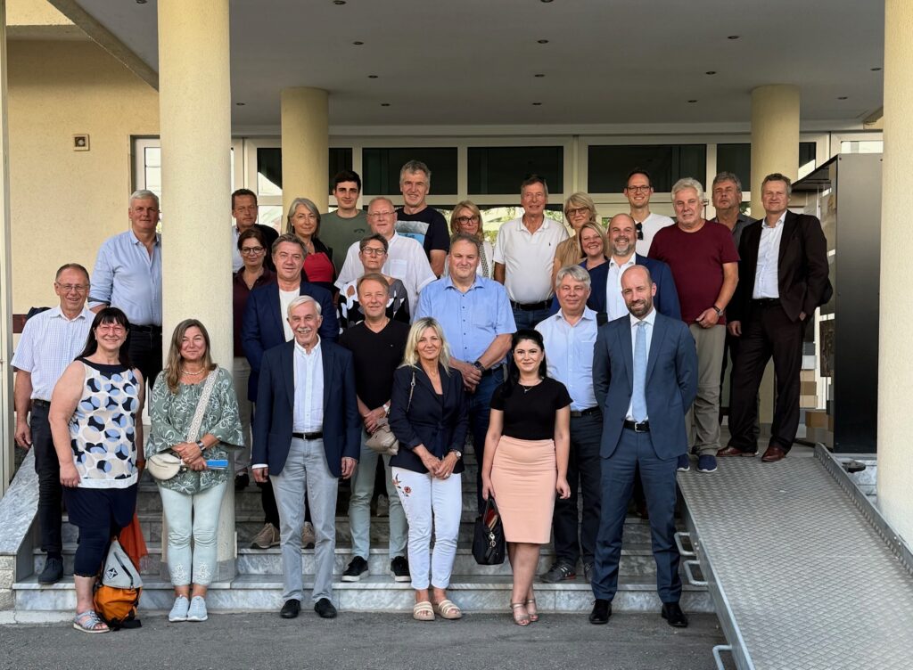 Fachexkursion Albanien Gruppenbild vor der deutschen Botschaft