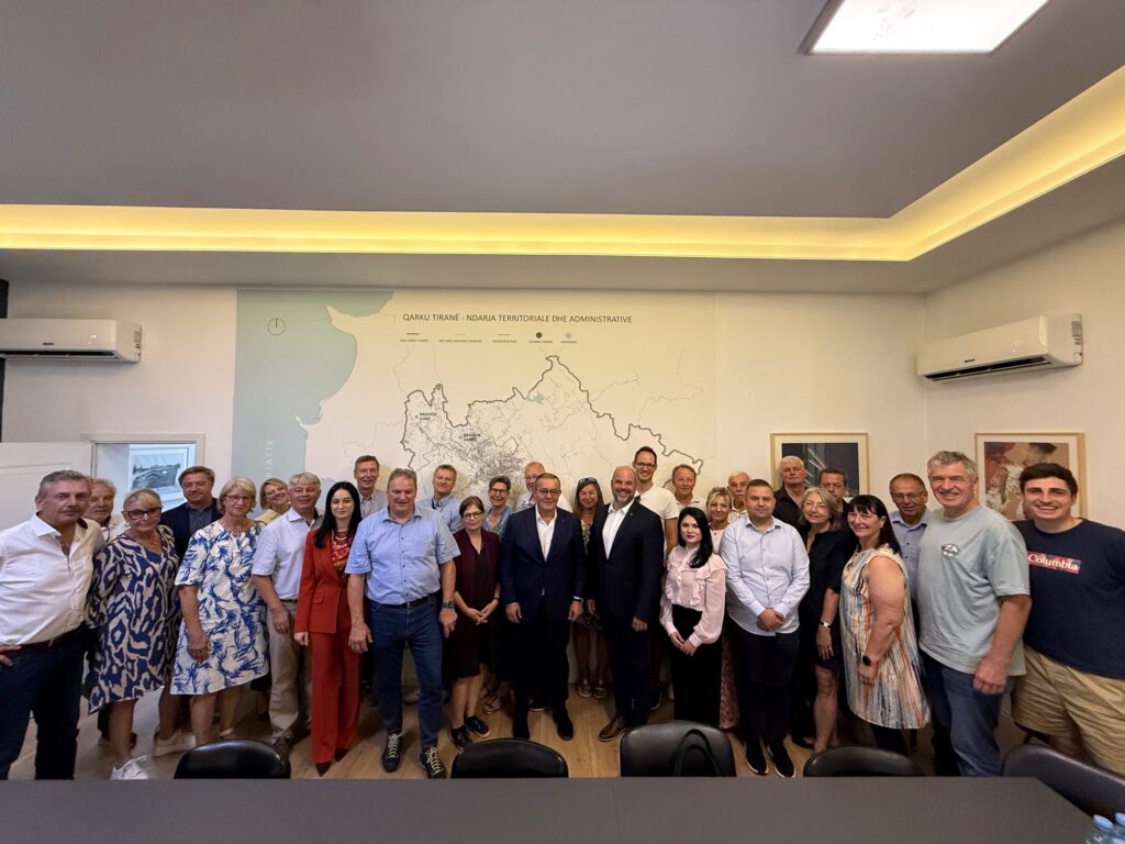 Gruppenbild in der Stadtverwaltung von Tirana