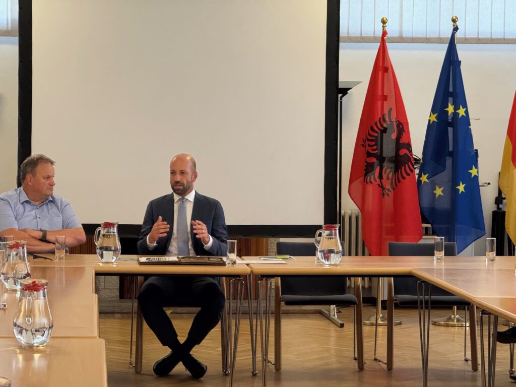 Landrat Josef Niedermaier im Gespraech mit dem ersten Sekretaer Dr. Iven Schad der deutschen Botschaft in Tirana