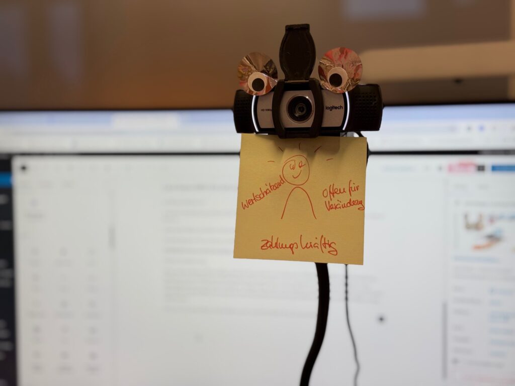 Bild von einem Post-it, angehängt an die Webcam. Auf dem Post-it ist eine Strichzeichnung von meiner Wunschkundin.