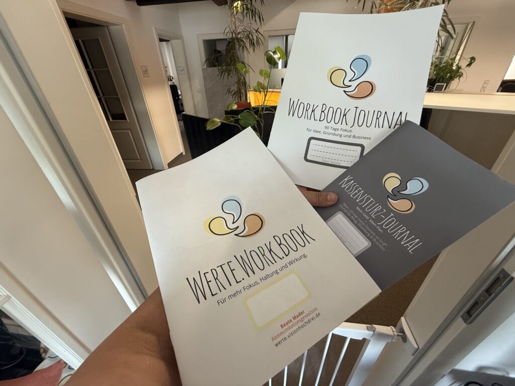 Work in Progress: Kassensturz-Journal 6 Die ersten Work Books und Journals in der Hand