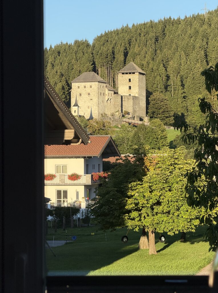 Castlecamp 2026 4 Castlecamp 2026 c Beate Mader Burg im Morgenlicht