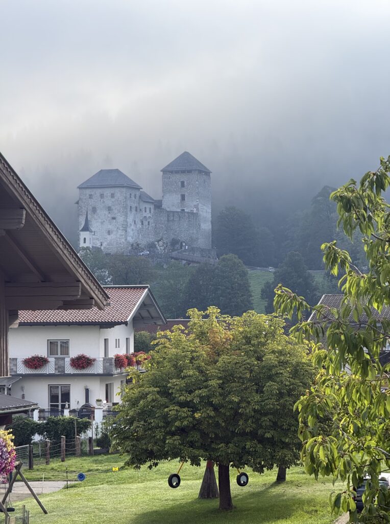 Castlecamp 2026 27 Castlecamp 2026 c Beate Mader Burg im Morgennebel